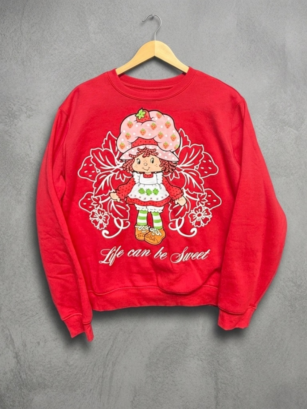 The World of Strawberry Shortcake Crewneck Sweatshirt Red XL "Life Can Be Sweet"
